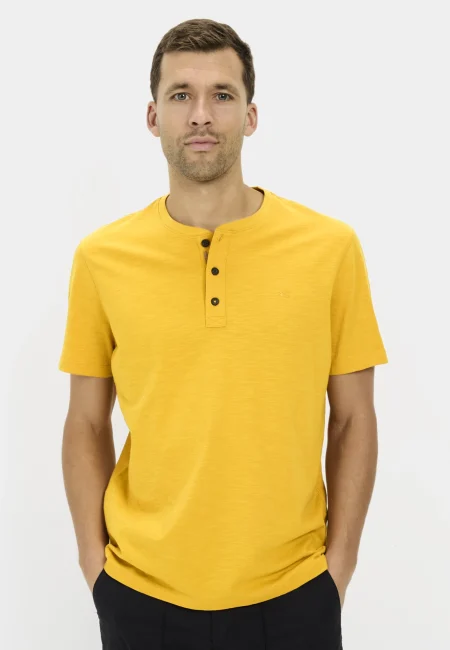 Henley short-sleeve shirt made from a cotton blend
