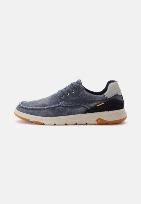 Sneakers made of canvas with leather appliqués