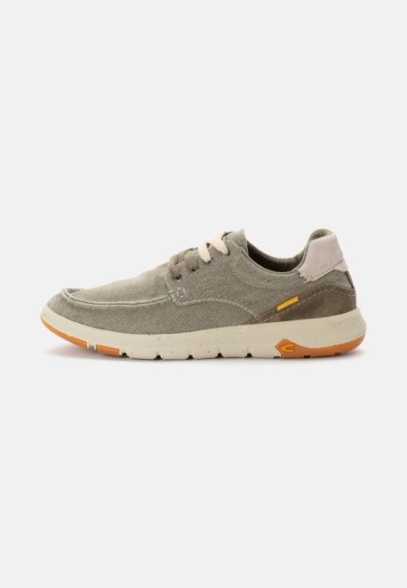 Sneakers made of canvas with leather appliqués